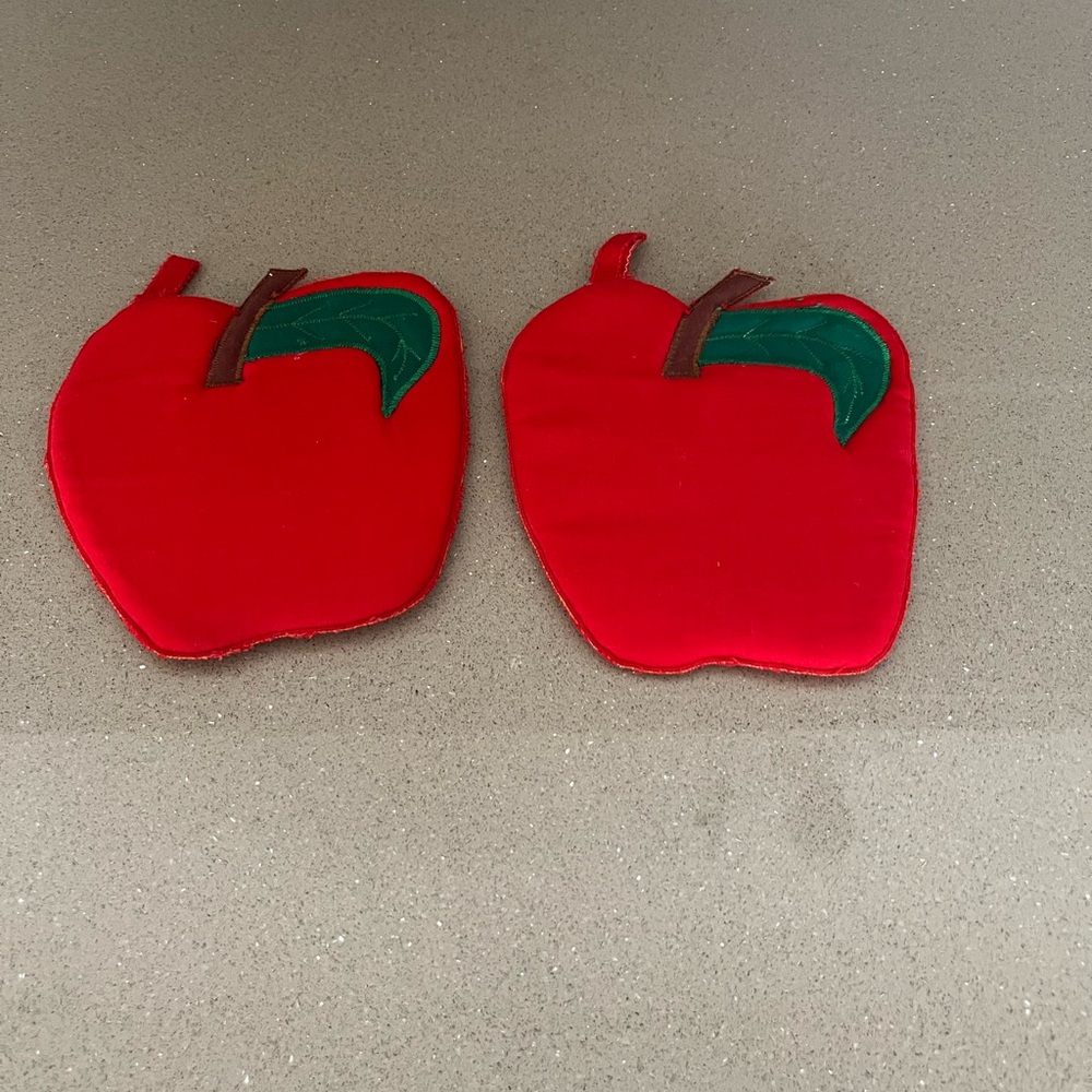 Apple-Shaped Red Pot Holders